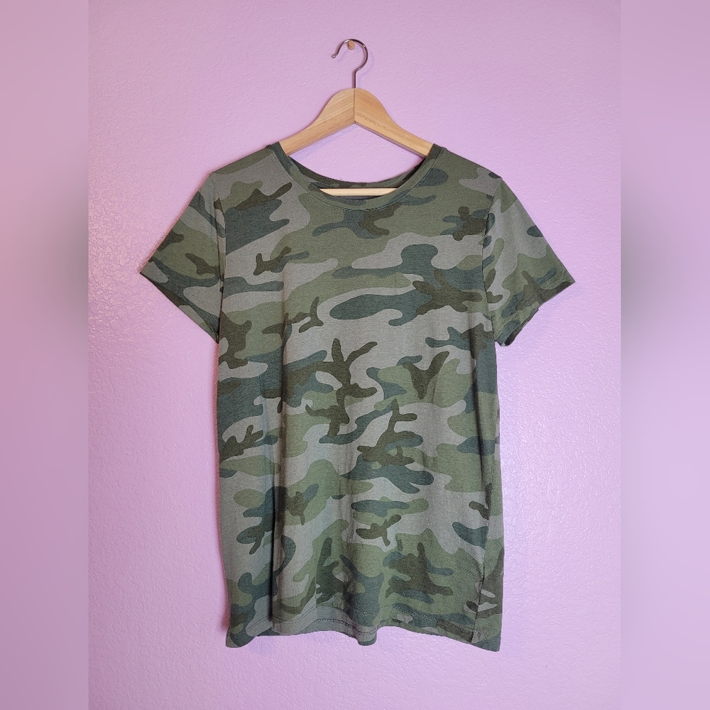 ⭐️ NWOT Women's Camo Gap 'Favorite' Tee Size L